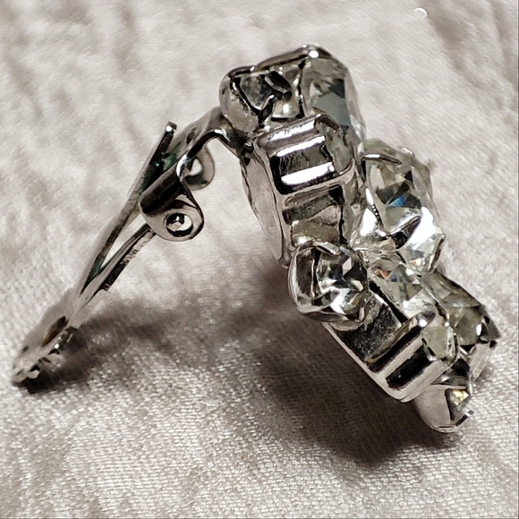 Unsigned Blazing Clear Silver Tone Rhinestone Vintage Clip Earrings Prong Set - Picture 10 of 14